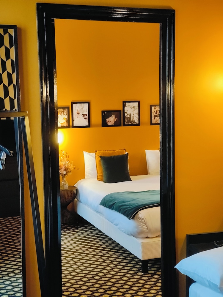 Hotel Noir 11/59