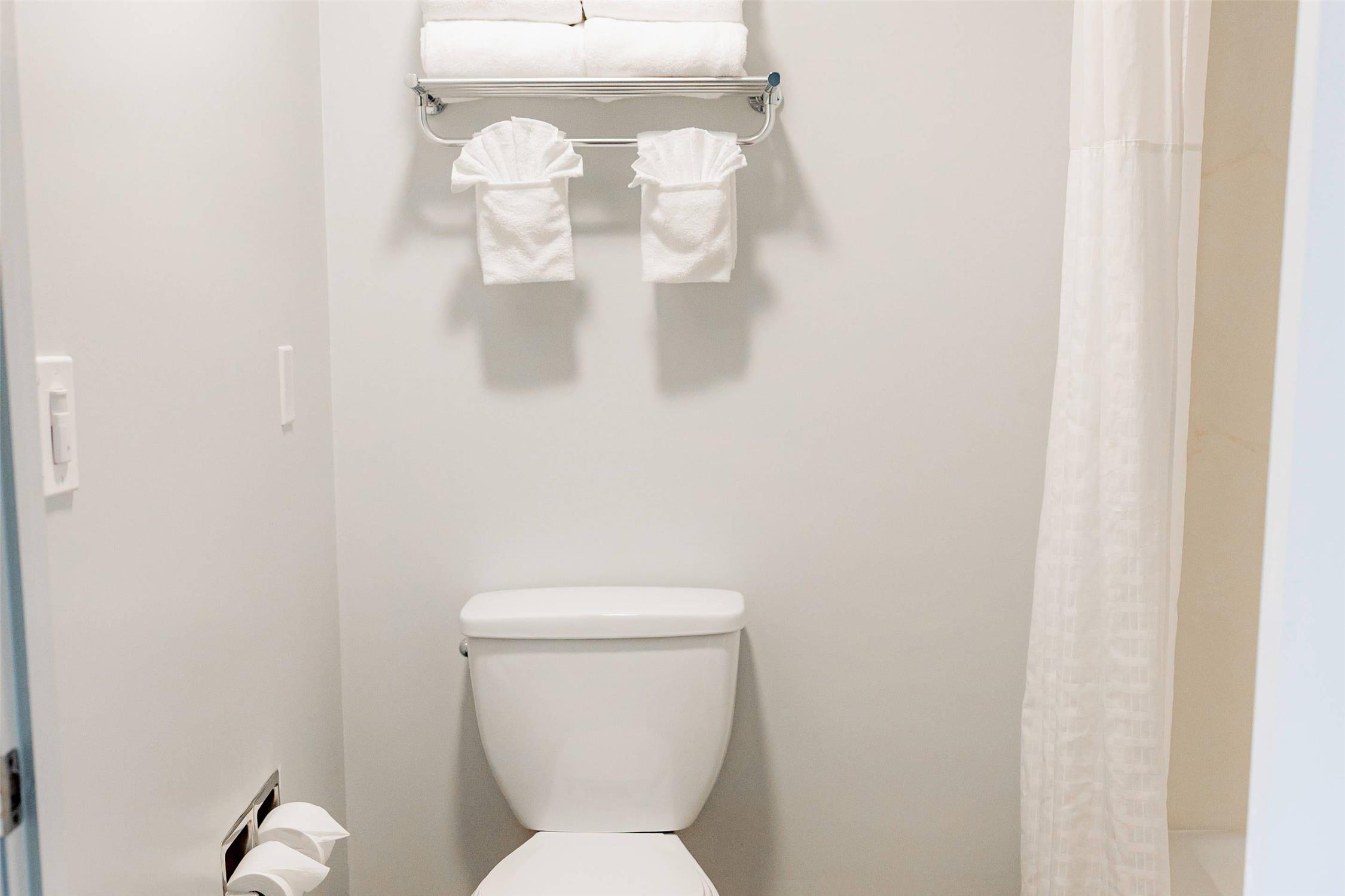جناح بسرير كينج، Quality Inn & Suites Lathrop 5/6