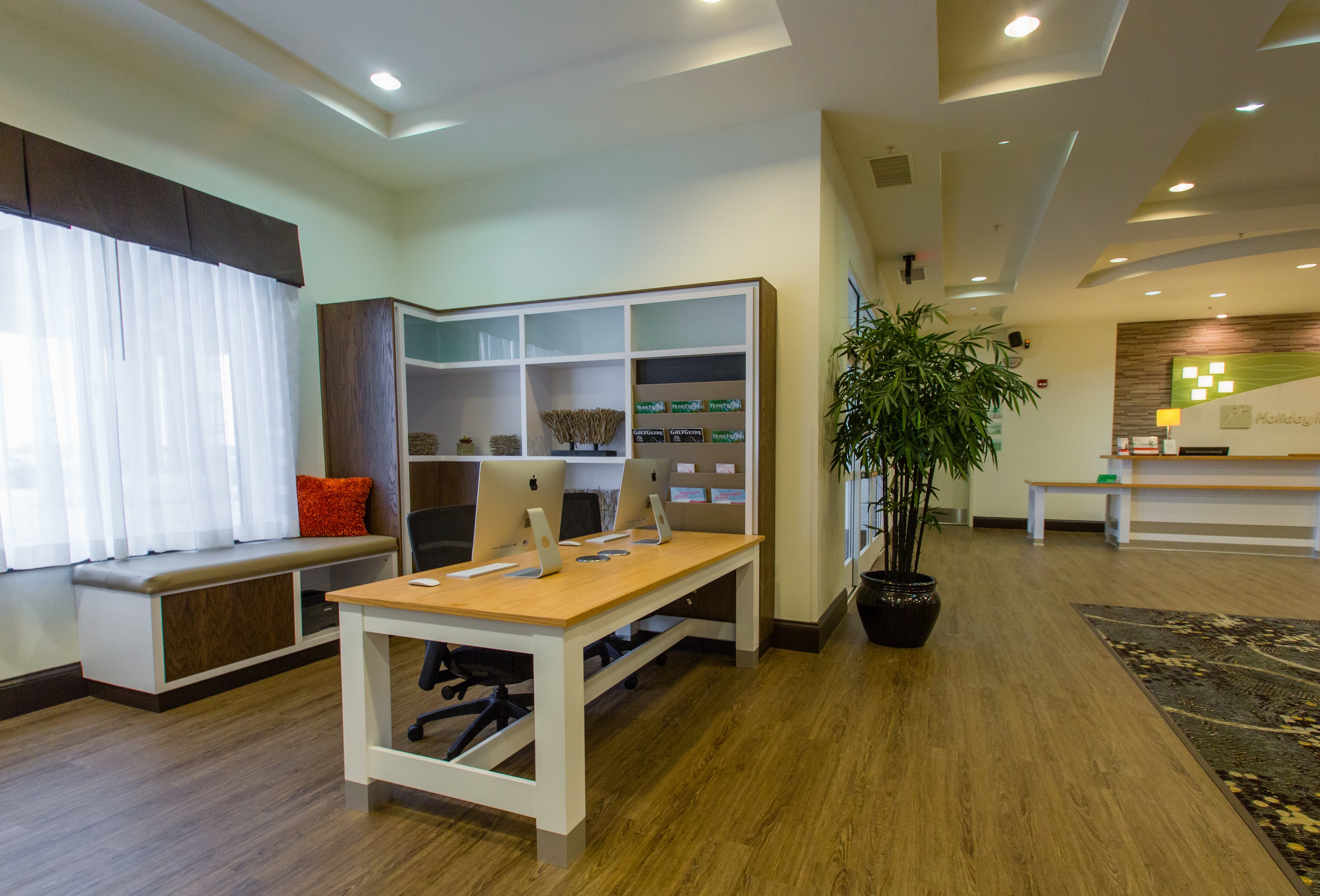 Holiday Inn Hotel Suites Bloomington Airport 25/50
