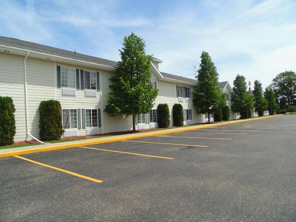 American Inn and Suites Houghton Lake 53/59