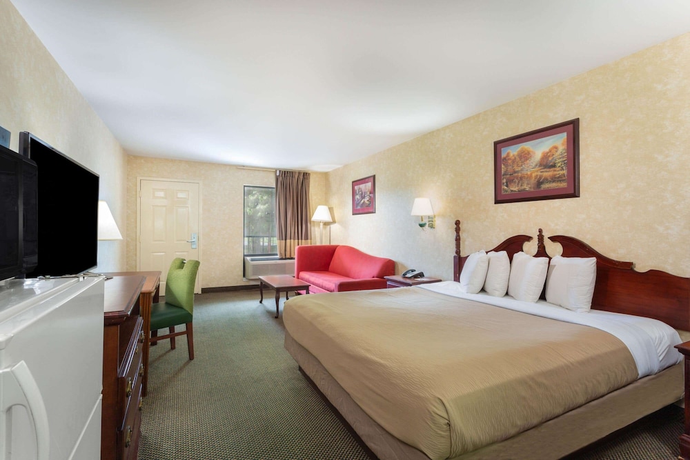 Brentwood Inn and Suites (ex. Americas Best Value Inn and Suites Glen Allen/Richmond) 16/42