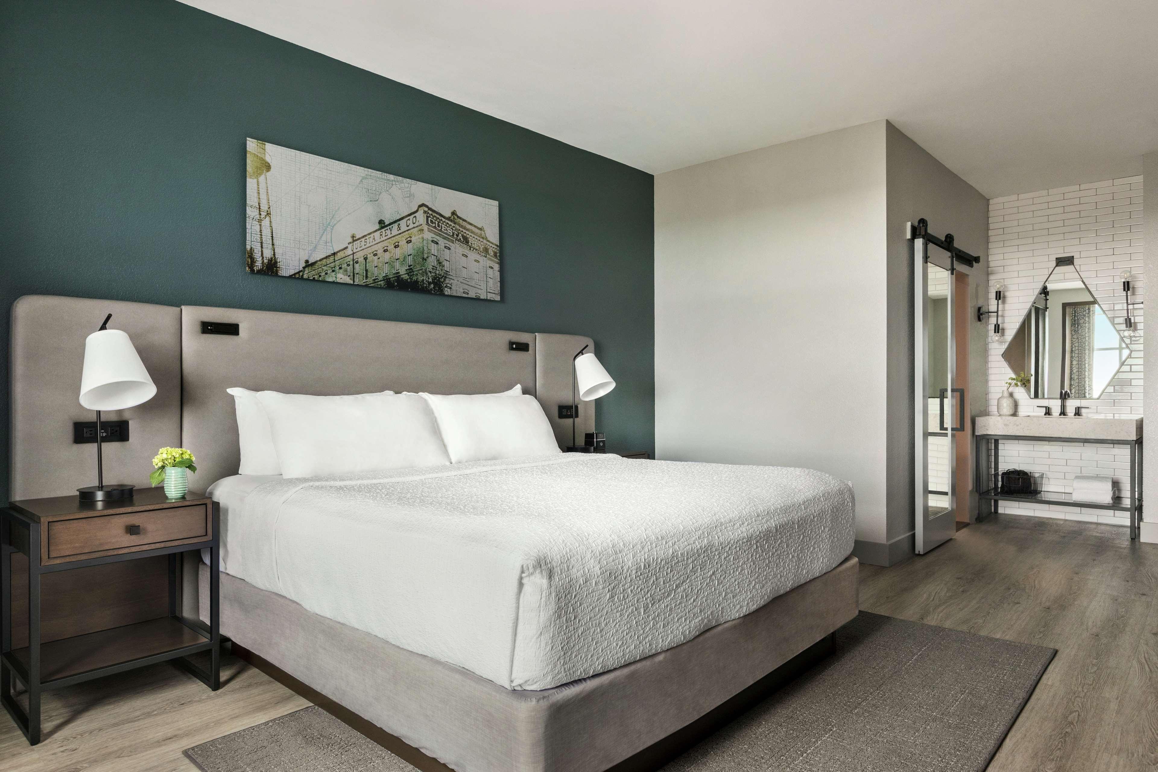 ROOM, KING BED, CITY VIEW