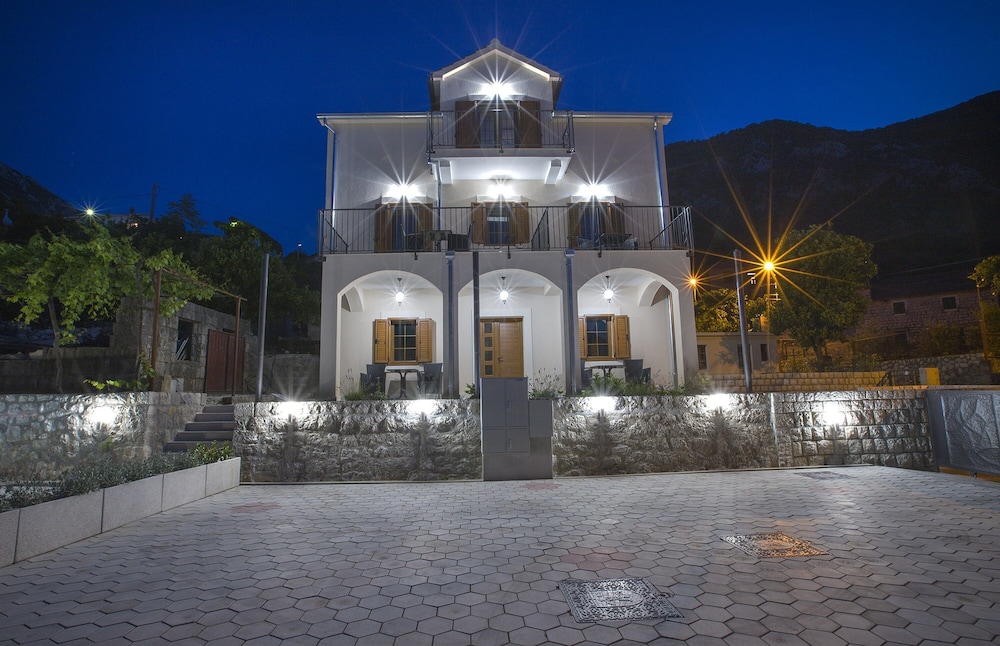 Apartments Mezini 11 1/50