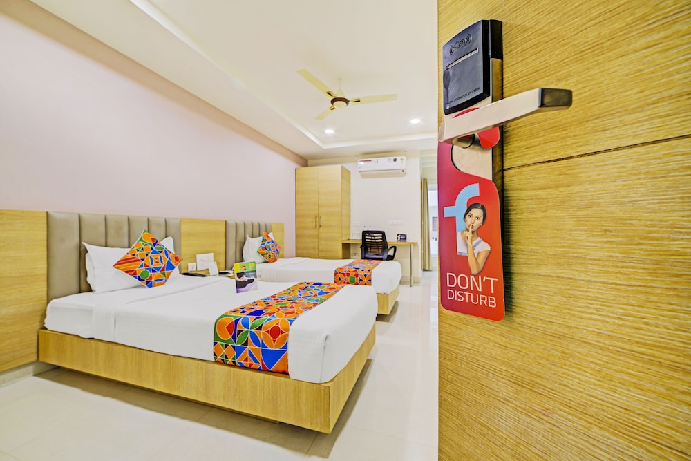 Oyo 14745 Veeraj Suites 22/50