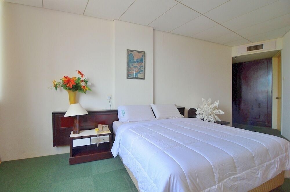 ROOM, DOUBLE OR TWIN BED