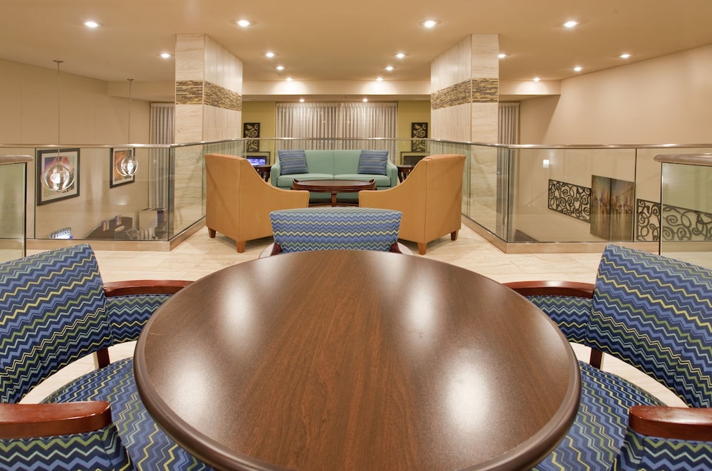 Holiday Inn Express Hotel Suites Branson 76 Cent 63/73