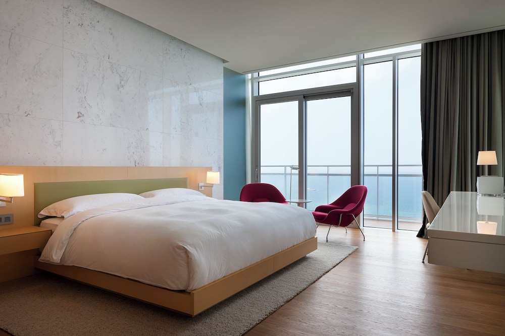 Suite, King Bed, Sauna, with Pool