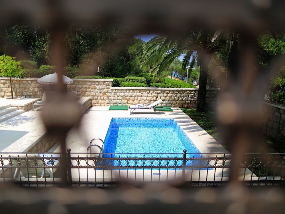 Villa Franica 48/50