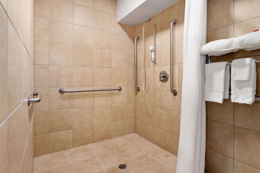 Baymont by Wyndham Blackwell I-35 25/71