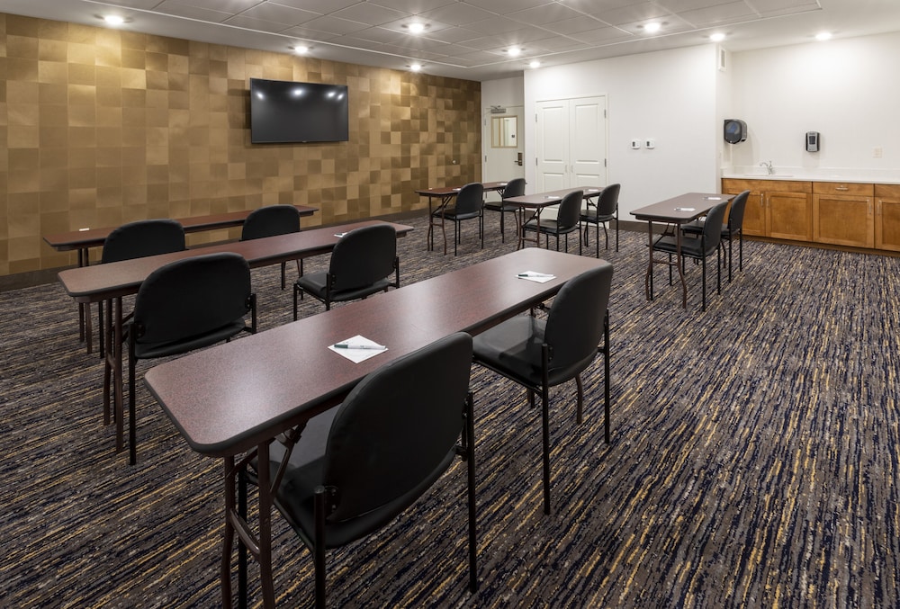 GrandStay Hotel & Suites Rock Valley 17/32