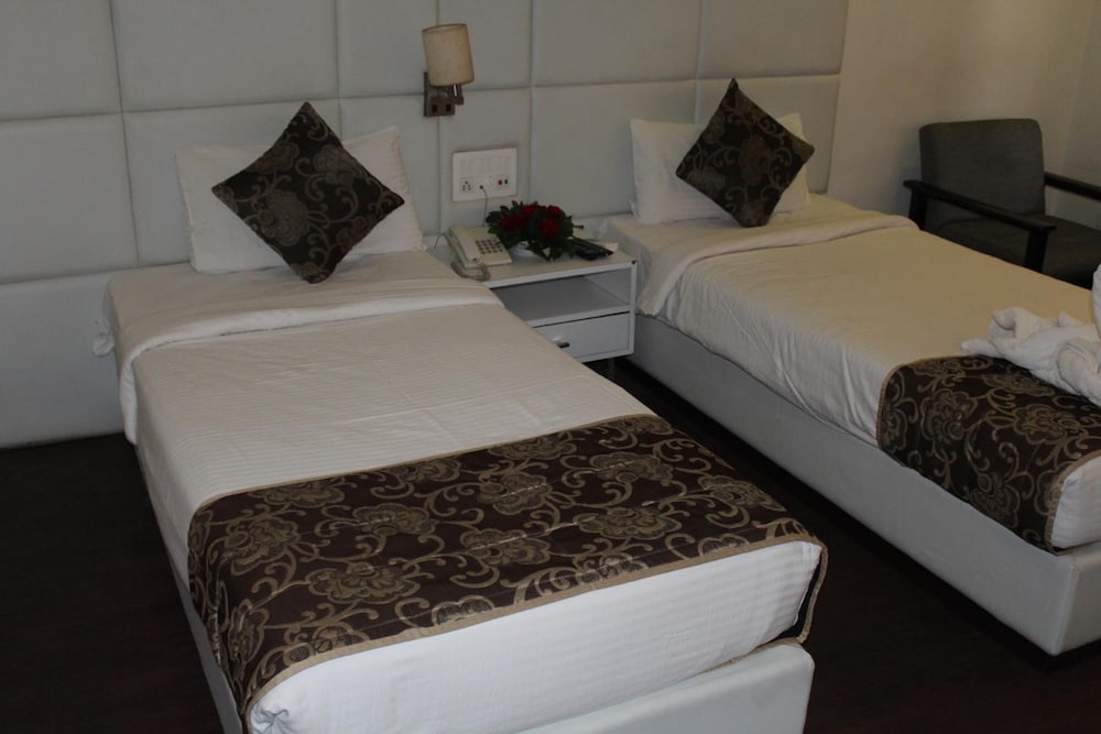 THE MANOR HOTEL 23/49