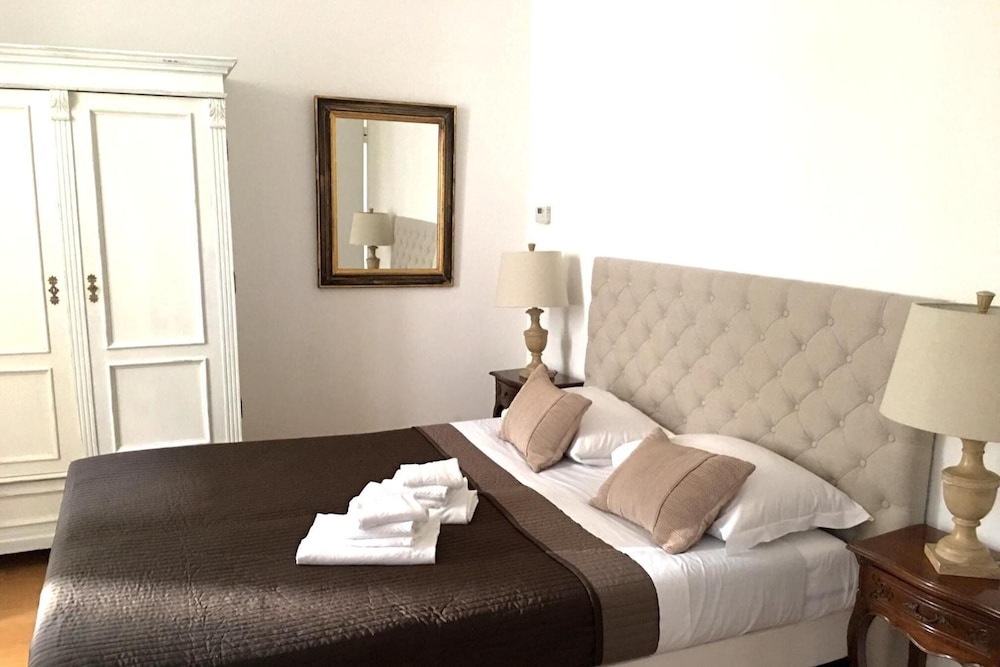 Hotel Barbacan 8/28