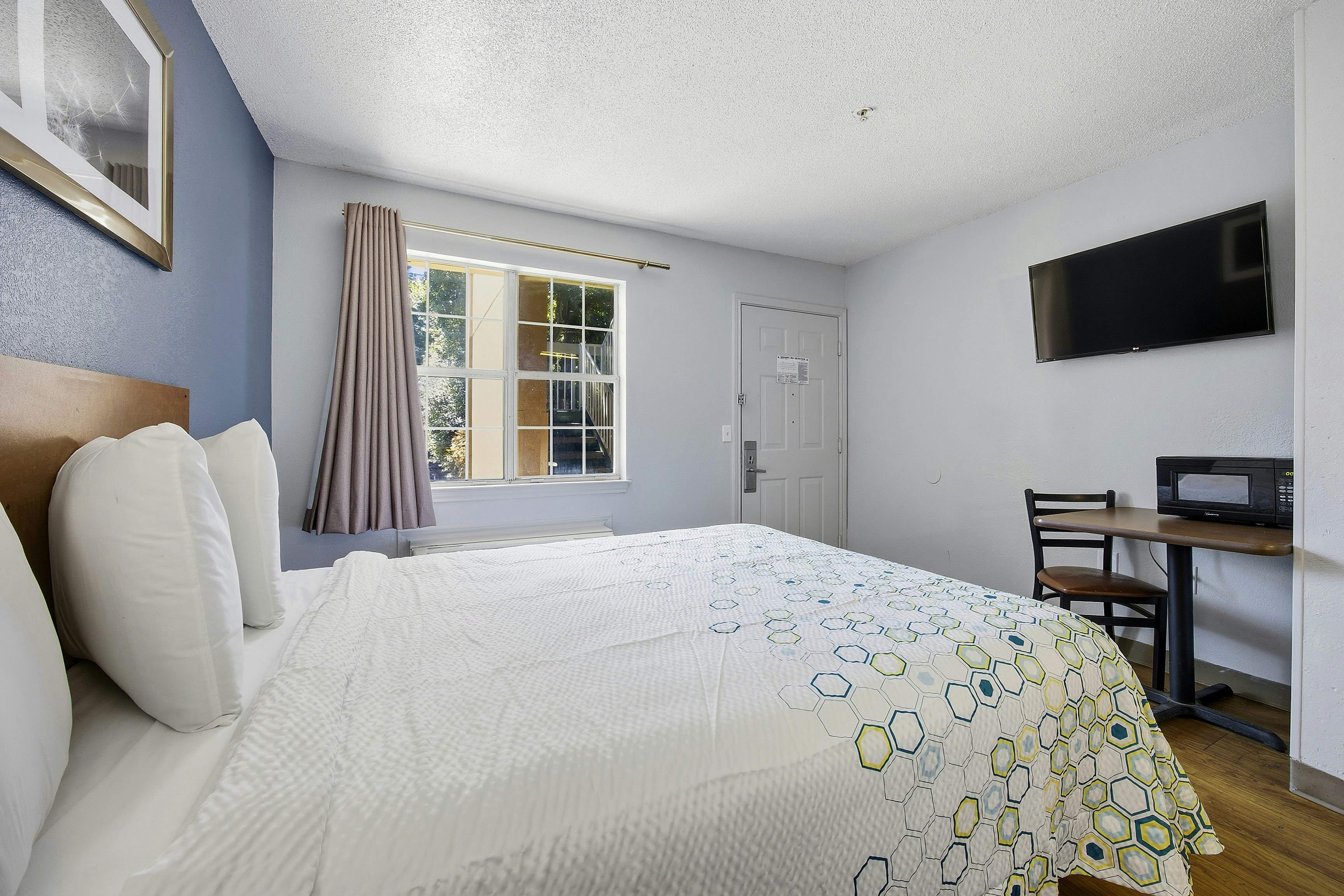 Studio, Queen Bed, Accessible