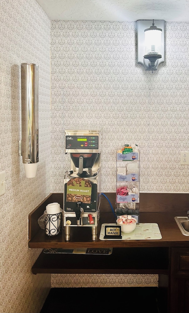 Hospitality Inn & Suites 25/37