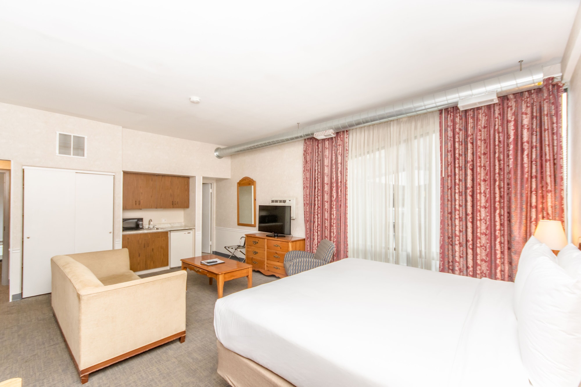 SUITE, KING BED, SOFA