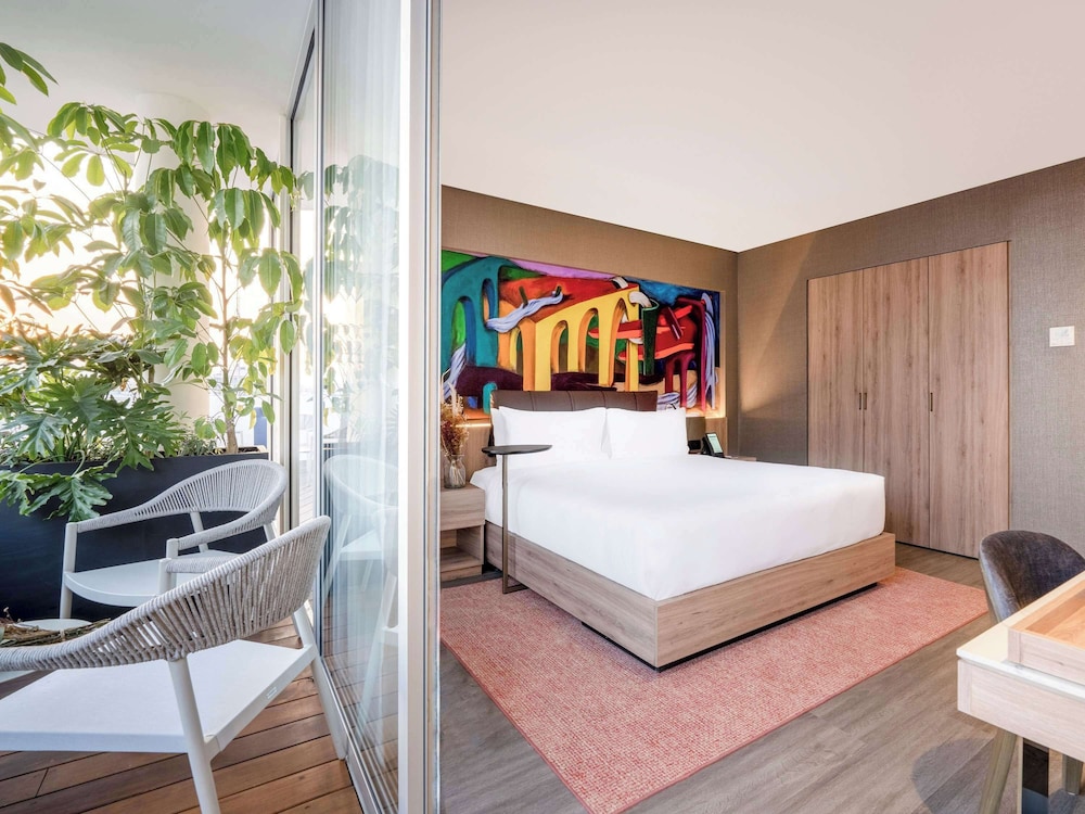 SKYLINE, SUITE, KING BED, TERRACE