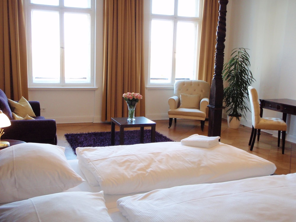 ROOM, DOUBLE BED, SHARED BATHROOM