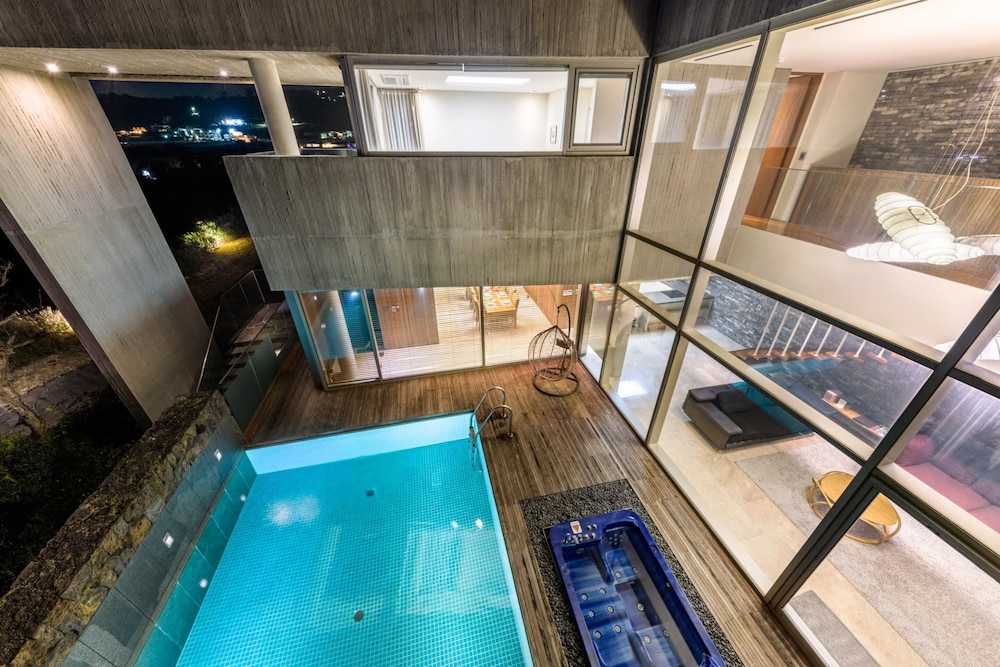 Bayhill Pool & Villa 39/77