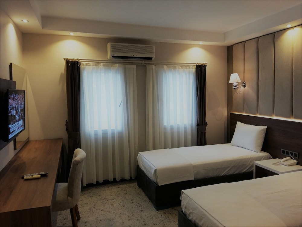 Anar Hotel 3/8