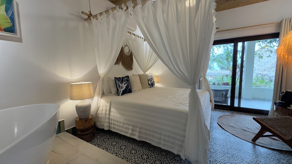 Tranquilseas Eco-Lodge, Diving Center, Restaurant &amp; Bar 14/50