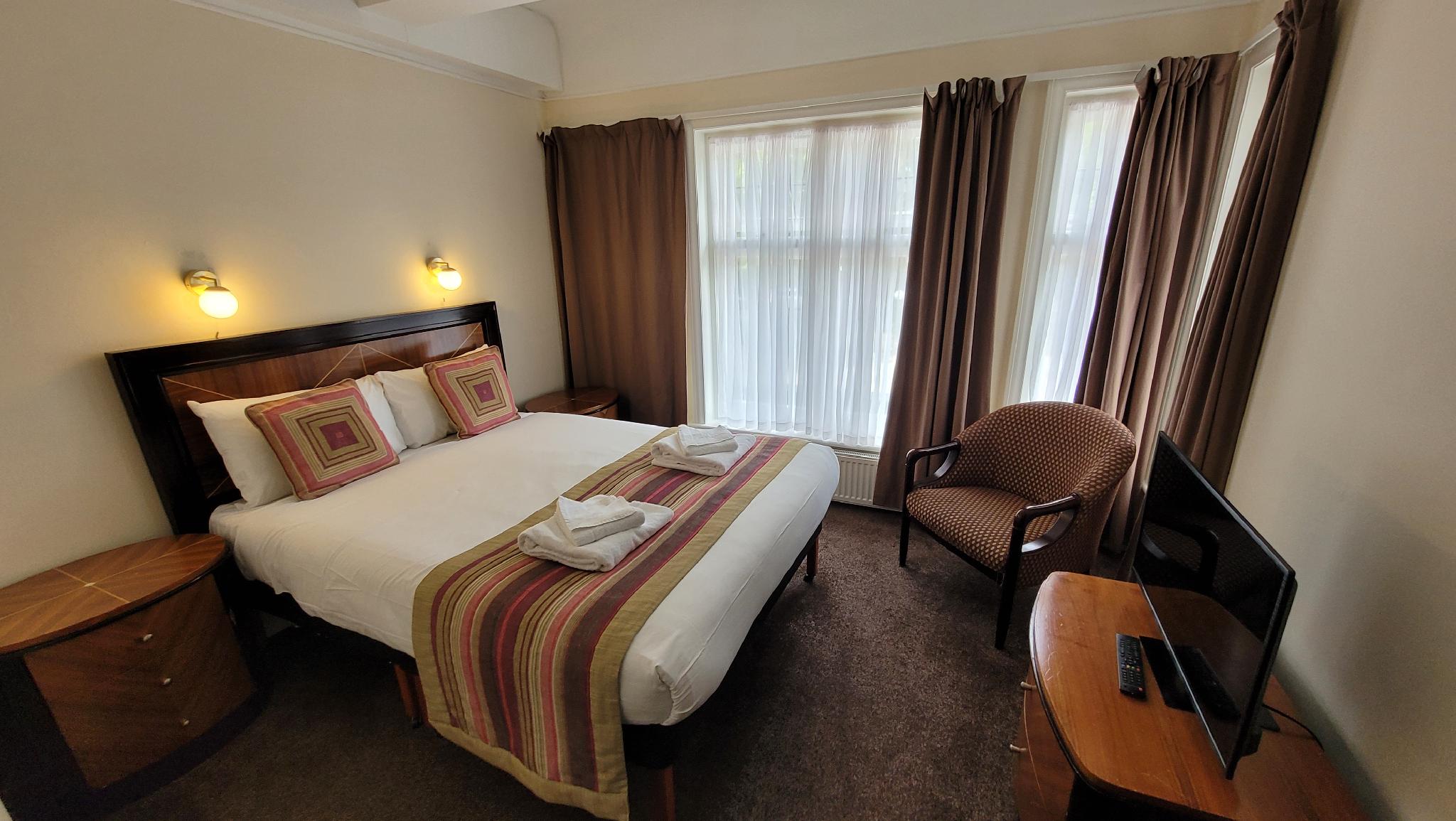 ROOM, DOUBLE BED