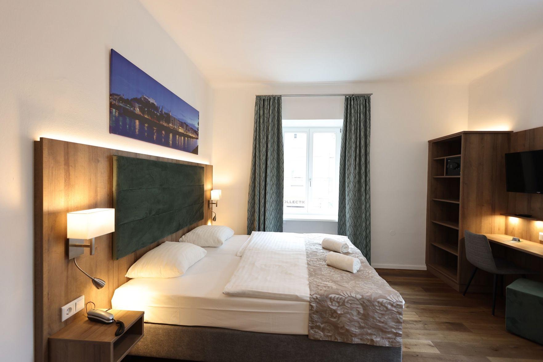 Plus, Standard, Queen Bed