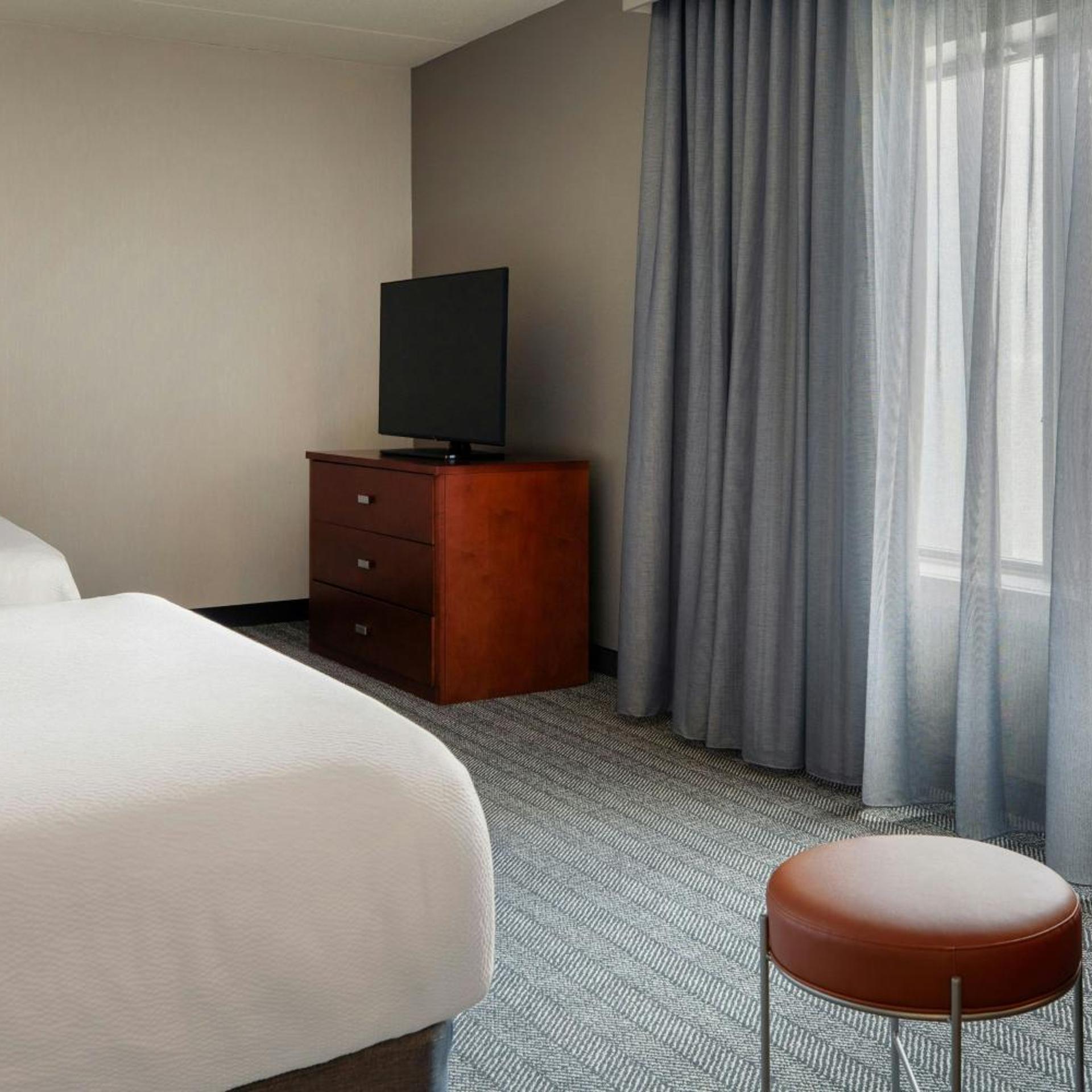 1 Bedroom, Renovated, 2 Rooms, Suite, 2 Queen Beds, Sofa، Courtyard Pittsburgh Airport 5/9