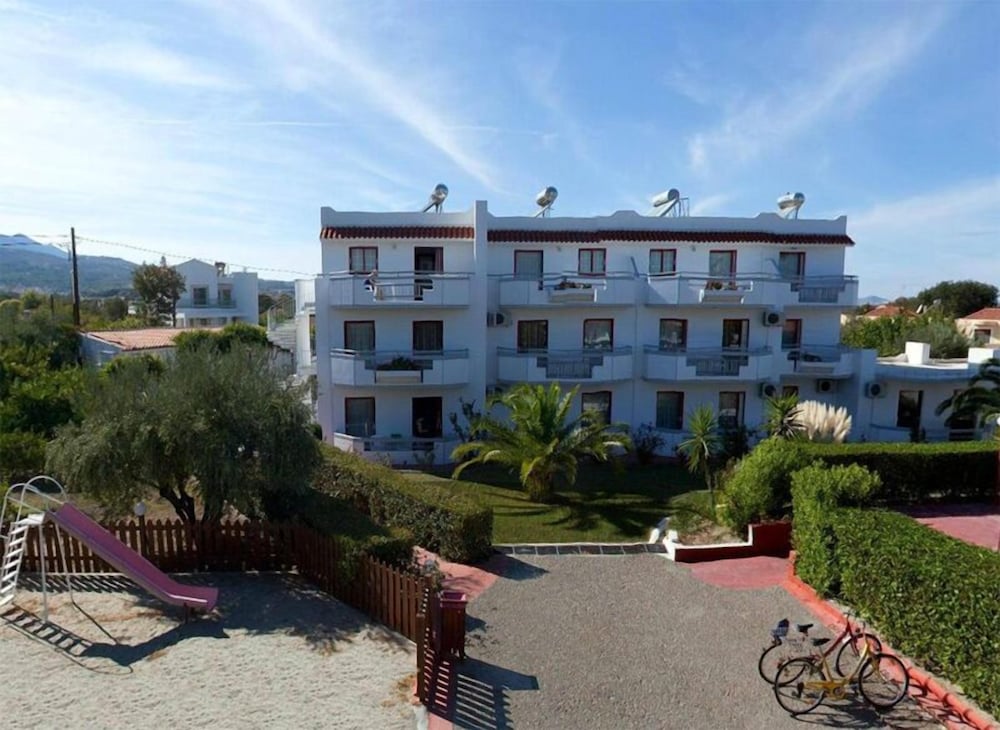Sandys Studios Apartments And Log Villas 5/46