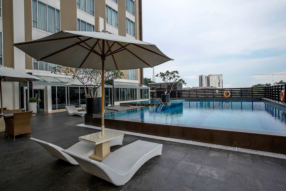 The Arista Hotel 70/74