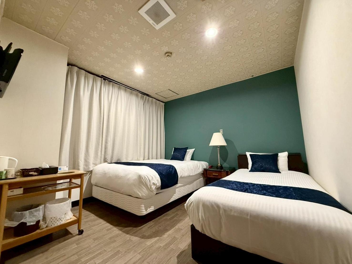 غرفة قياسية بسريرين منفصلين