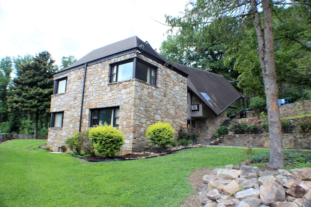 Chalet Inn 58/62