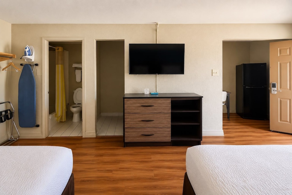 Stratford House Inn and Suites 35/51