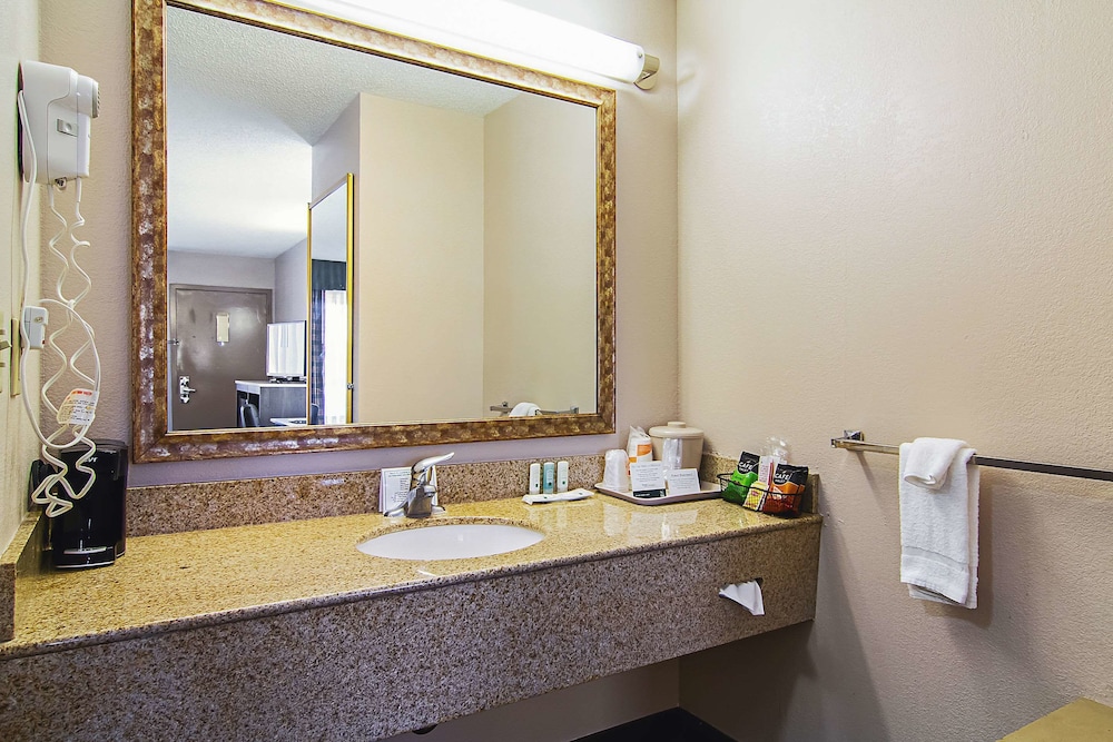 Quality Inn Savannah I 95 12/41