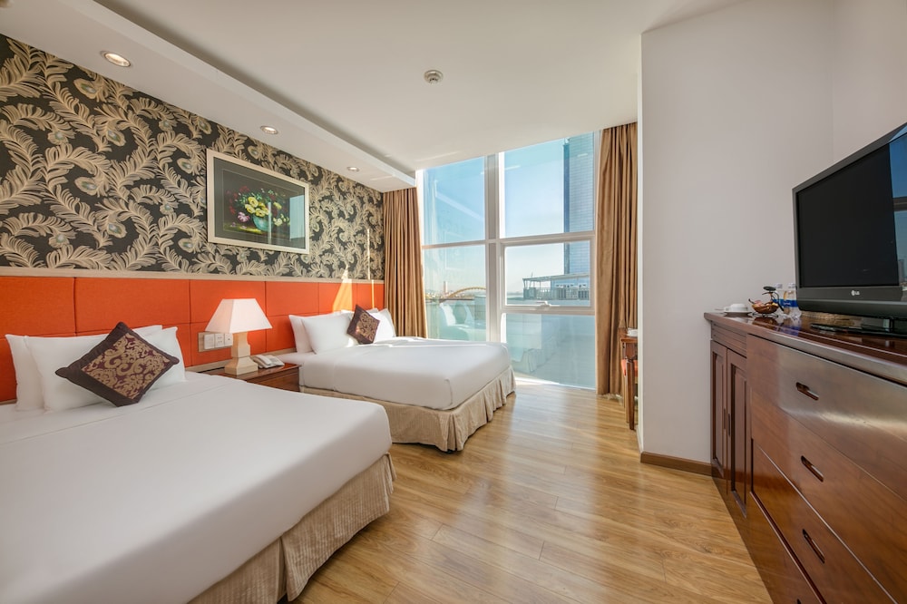 SUPERIOR, TWIN BEDS, CITY VIEW, BATHTUB