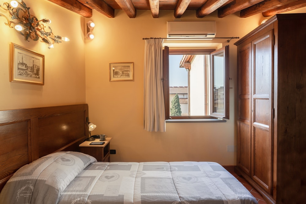 ROOM, TRIPLE, CITY VIEW
