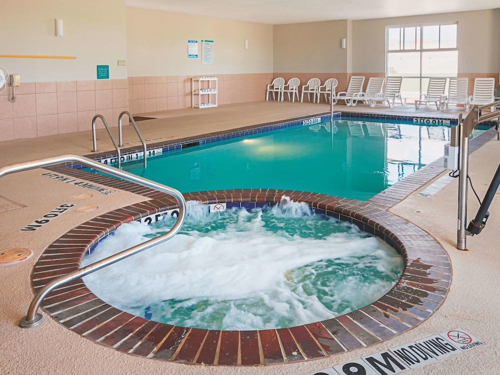 La Quinta Inn & Suites by Wyndham Ft. Worth - Forest Hill TX 9/49
