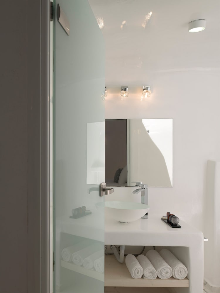 White Concept Caves - Adults Only 31/34