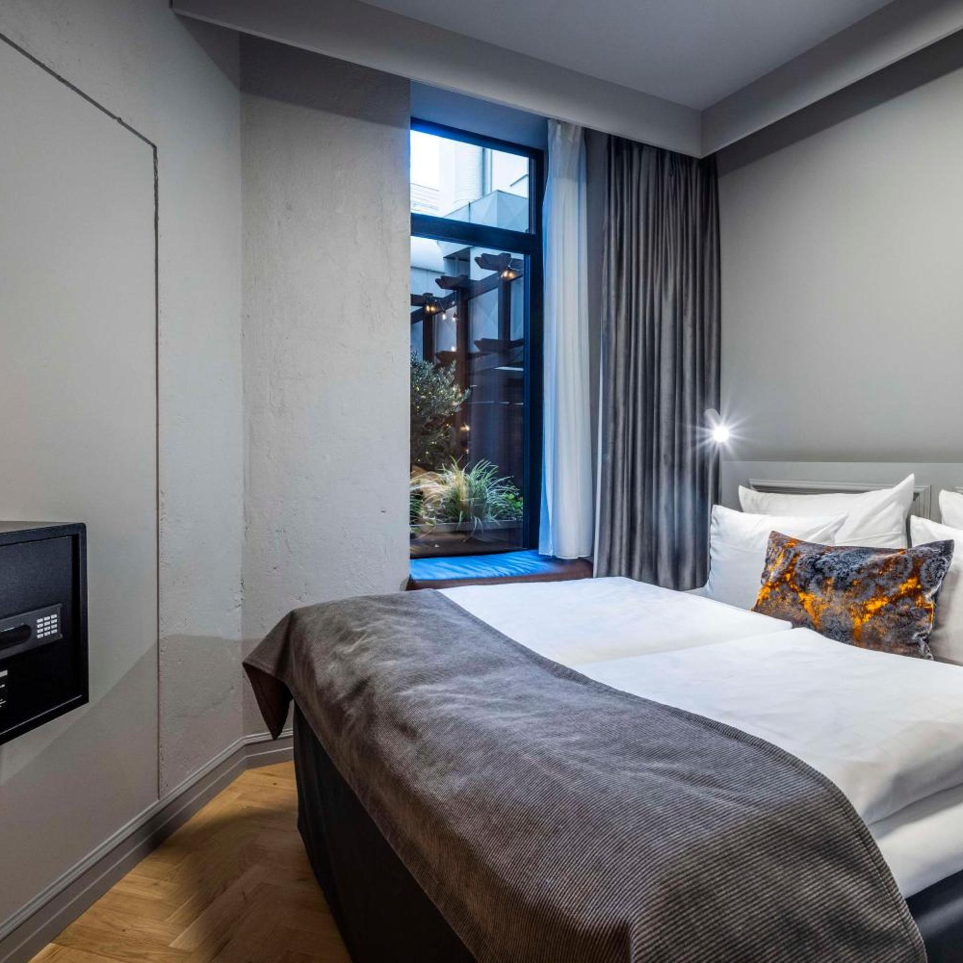 Cabin, King Bed, No Window
