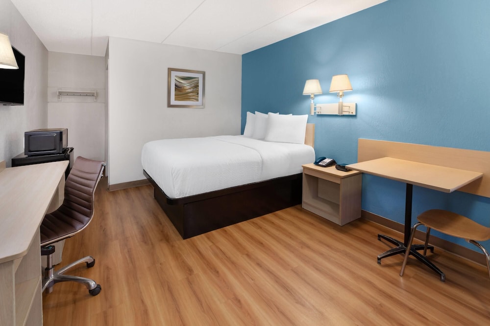 Travelodge by Wyndham Madison Heights MI 27/41