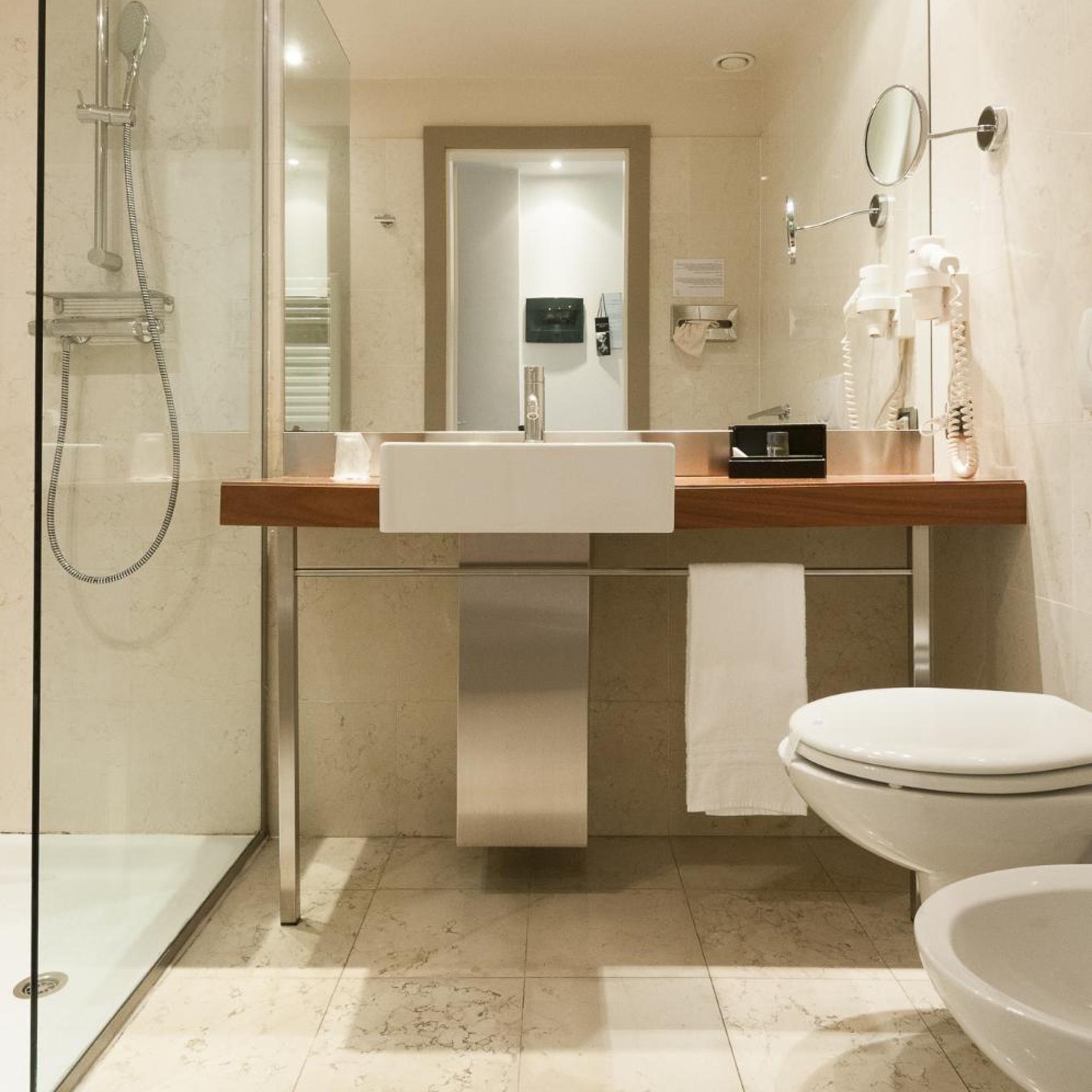 جناح عائلي، Hotel Barrage 3/6