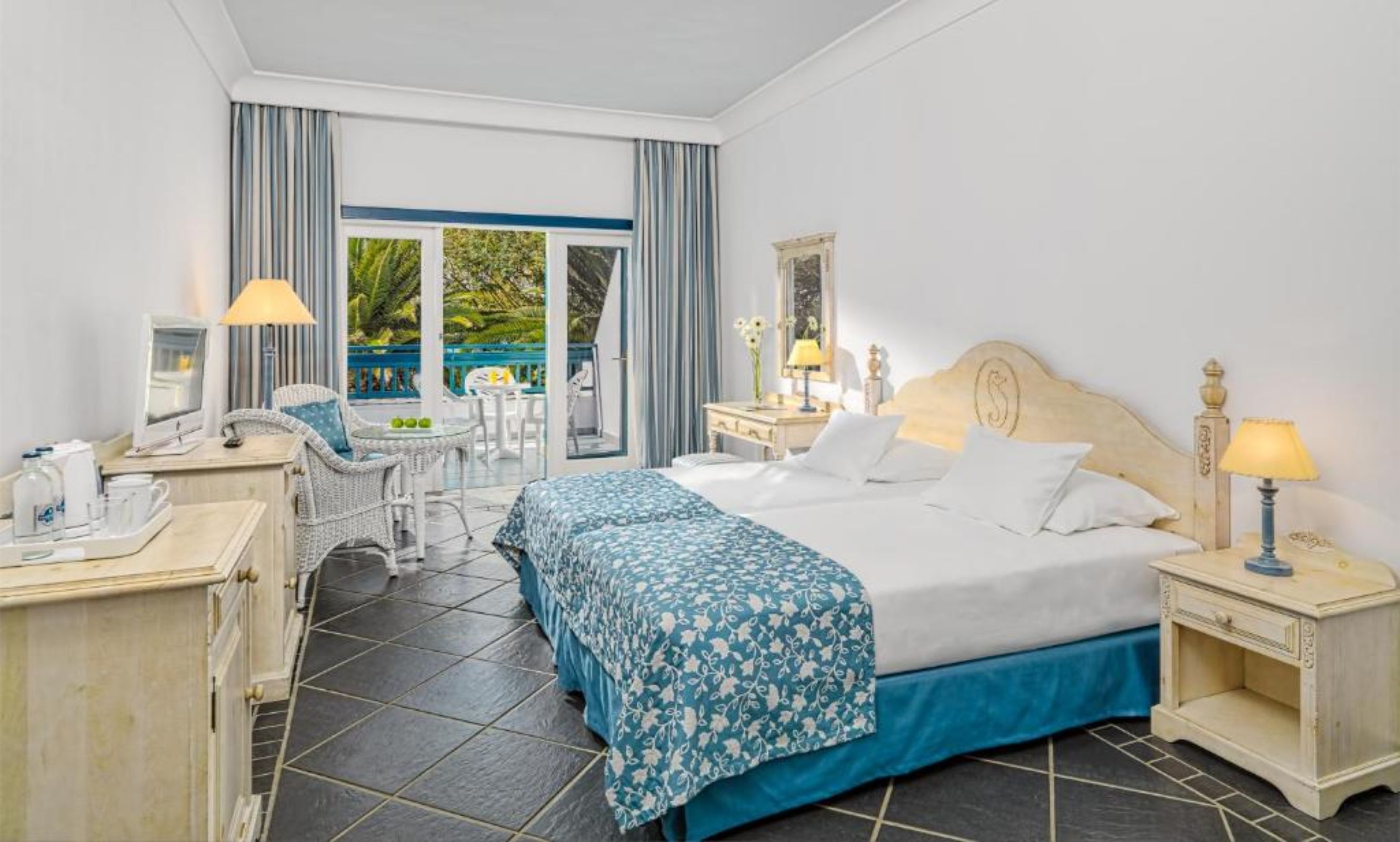 DELUXE, DOUBLE BED