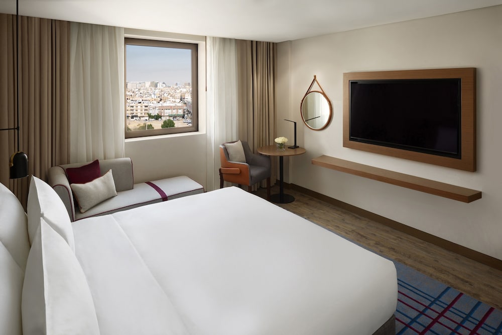 STANDARD, KING BED, CITY VIEW