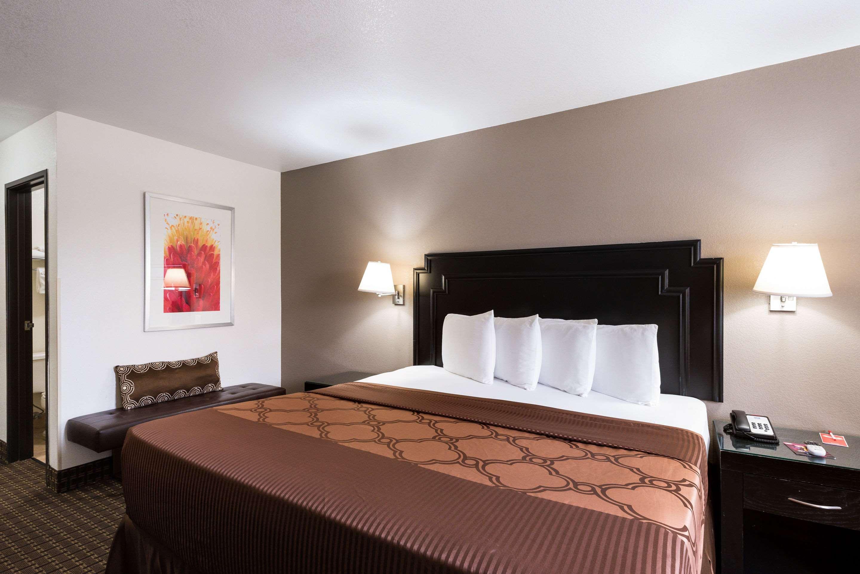 ROOM, KING BED