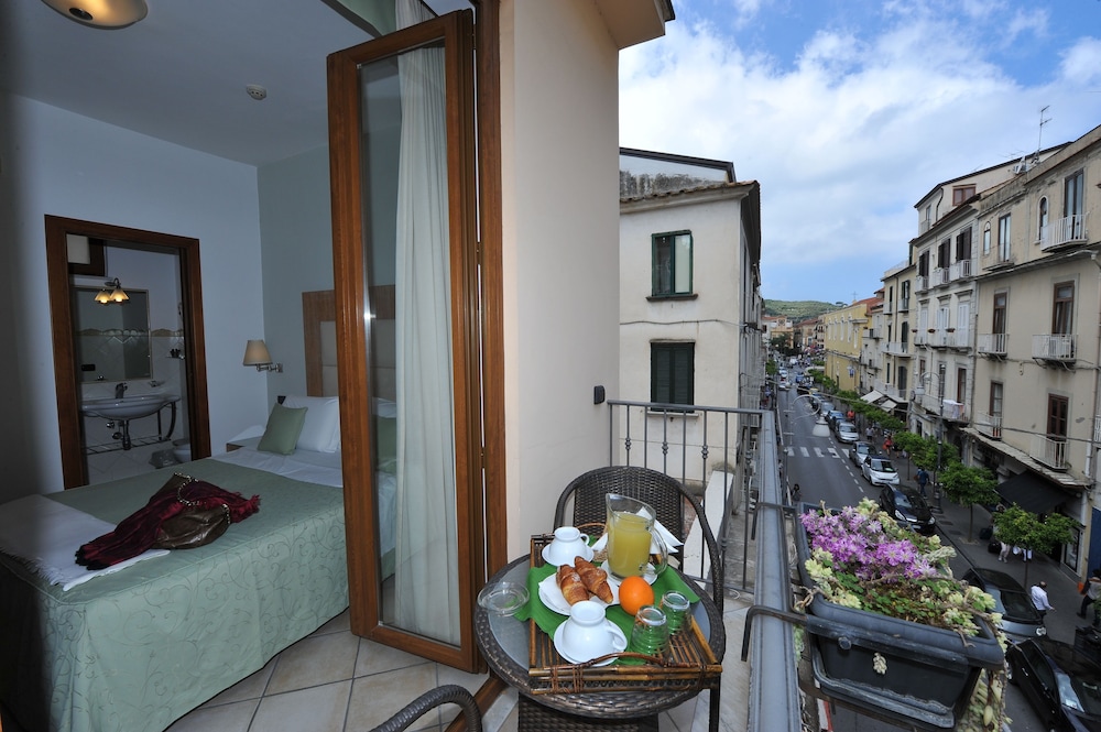 Sorrento City Hotel 3/76
