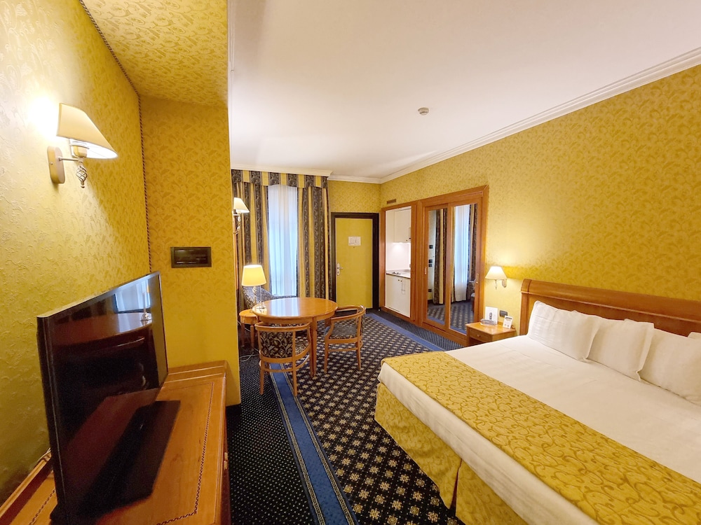 Hotel Ovest 10/34
