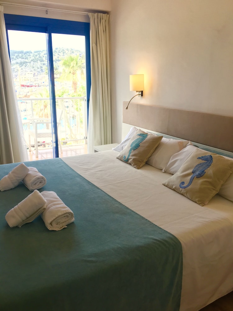 ROOM, DOUBLE BED, SEA VIEW, NO BALCONY
