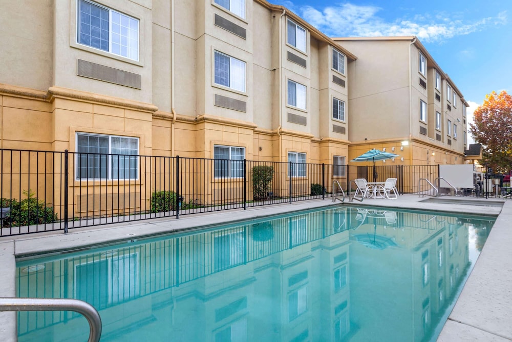La Quinta Inn & Suites by Wyndham Tulare 2/40