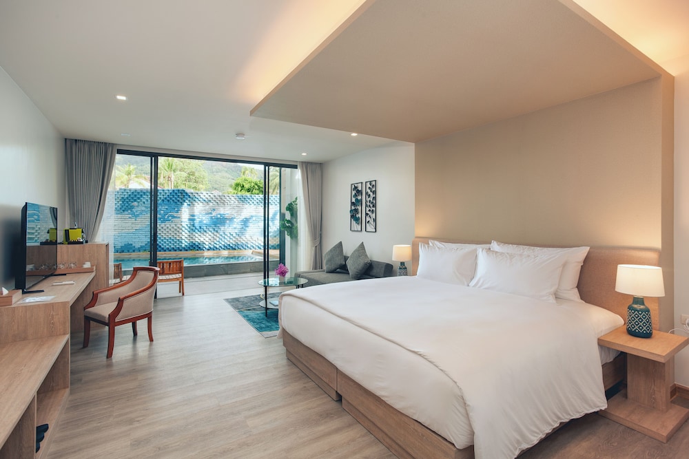 Deluxe, King Bed, Pool Access