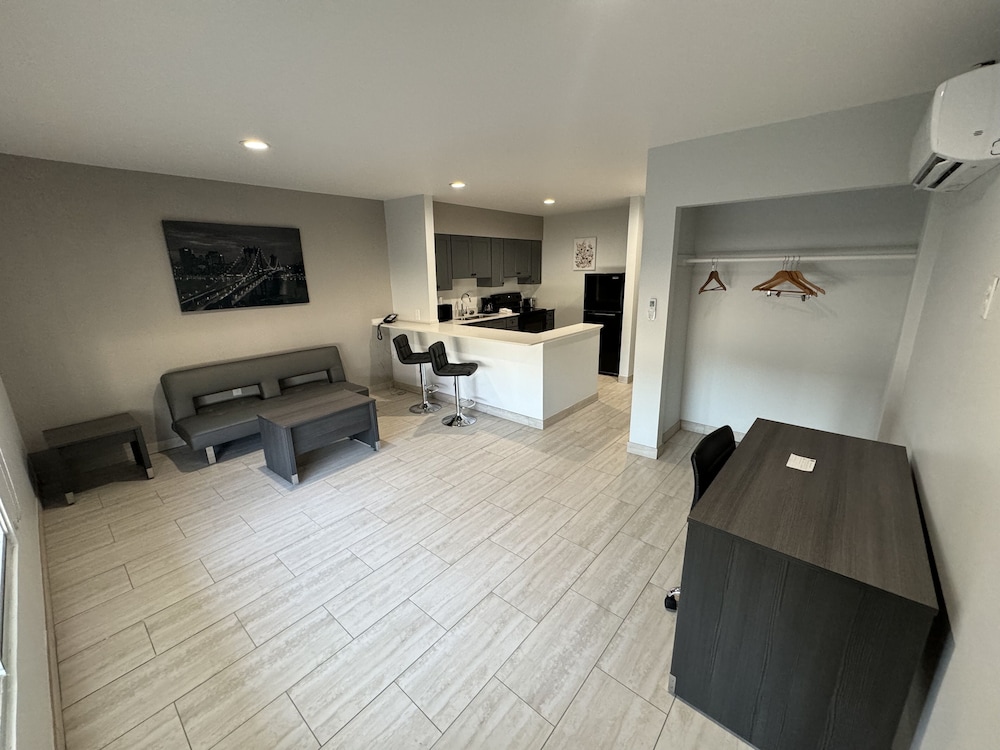 Studio6 Englewood, FL 33/61