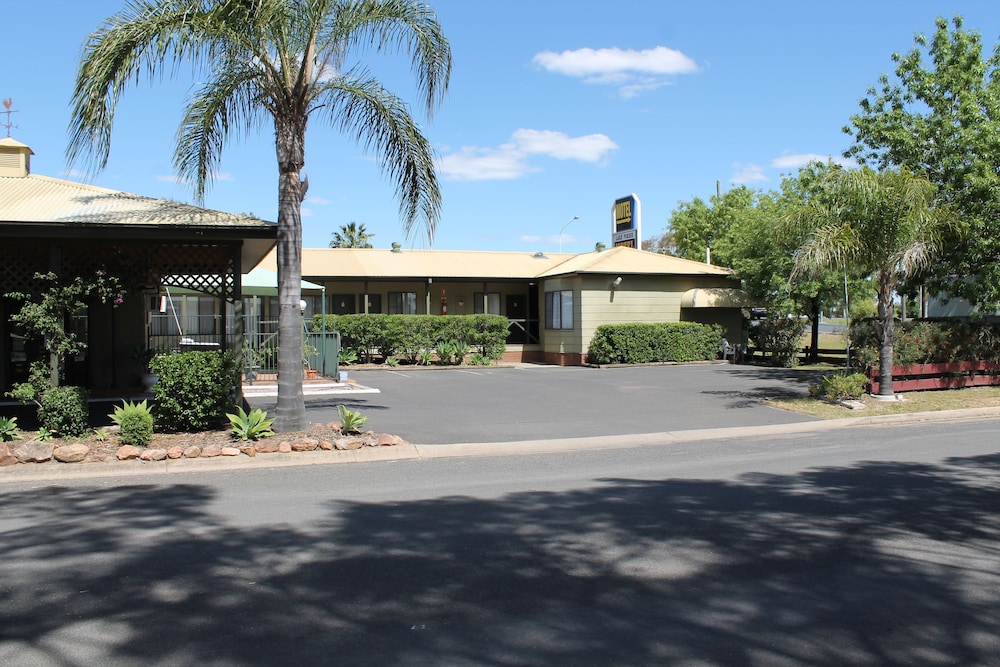 LAKE FORBES MOTEL 42/44
